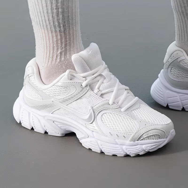 Nike W NIKE V5 RNR HQ7901-101  - Women Shoes Nike recensione e prezzo